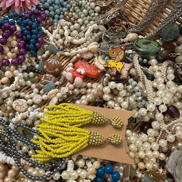 Estate Jewlery lot vintage and modern over 3lbs 
Wearable and craft-able - Picture 10 of 14